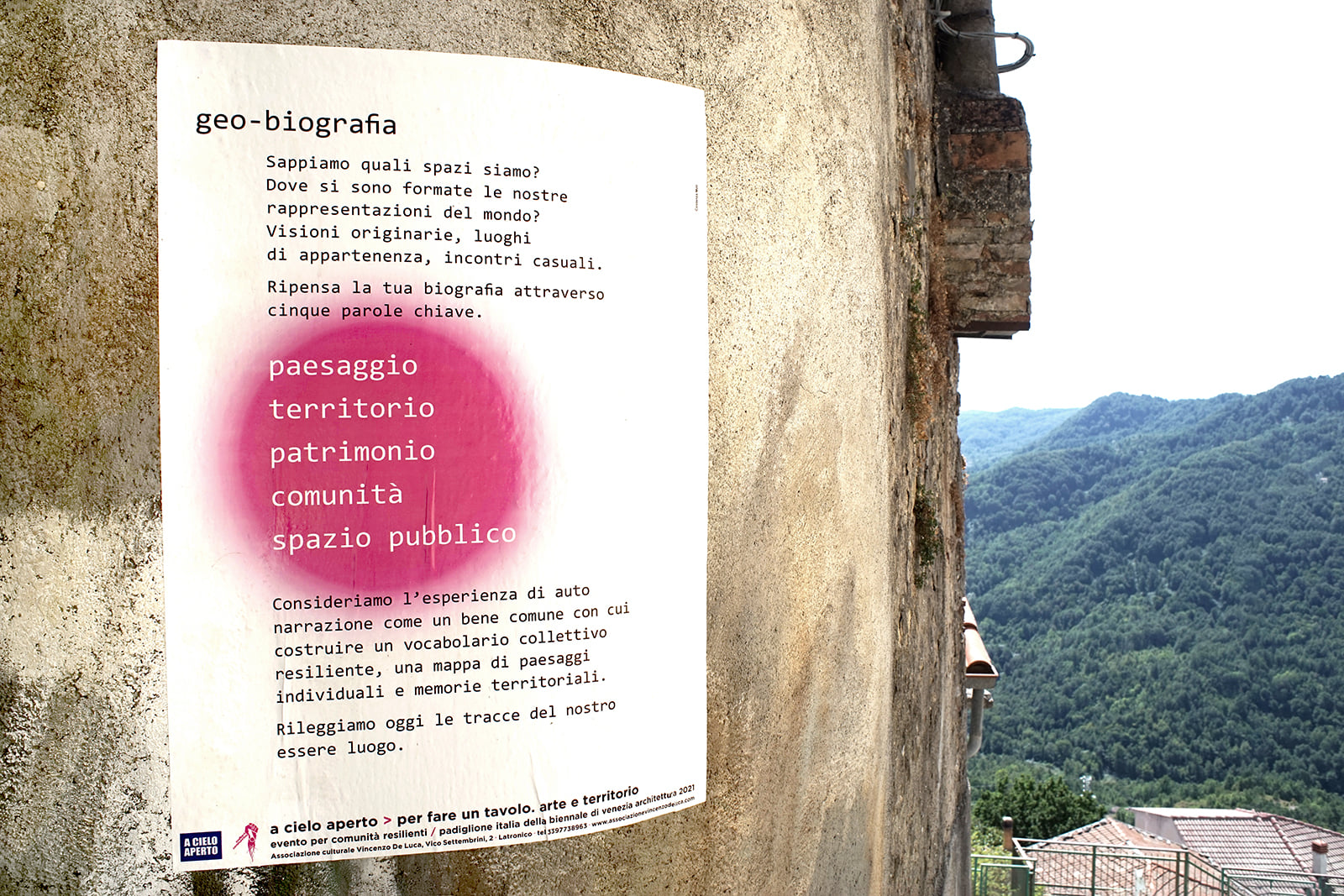 Manifesto di Costanza Meli, nell'ambito di A cielo aperto - per fare un tavolo. Arte e territorio. 
Evento per Comunità resilienti / Padiglione Italia della Biennale di Venezia Architettura 2021. Latronico